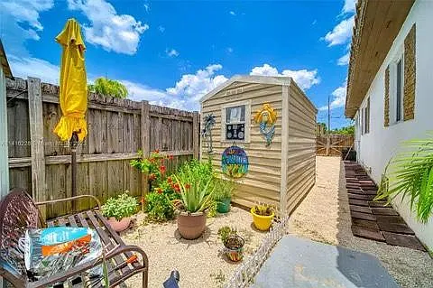 Building Photo - 2720 SW 65th Ave #B
