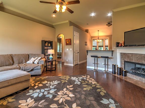 3rd image of 395 Whispering Creek Dr