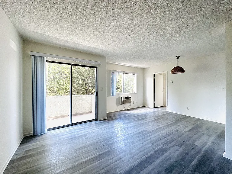 Lido Apartments - 10535 Rose Ave — Photo 17