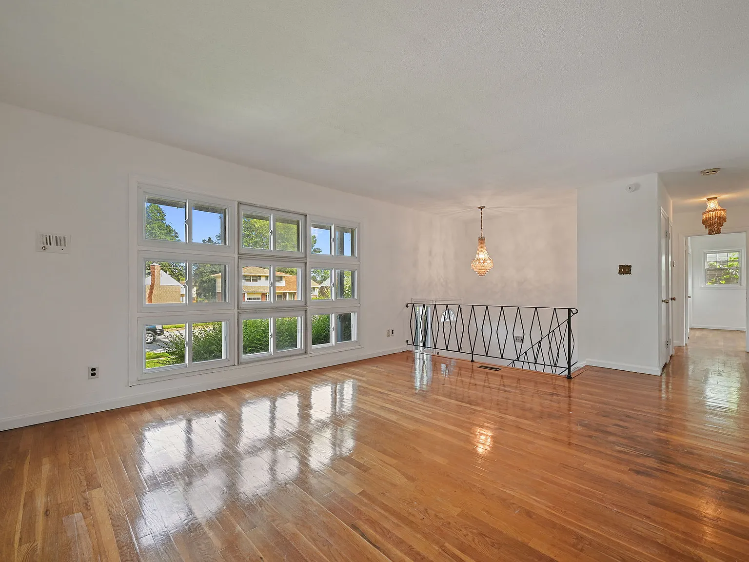 5 bed, 2.5 bath, 2699 sqft, $2,400 — Photo 2