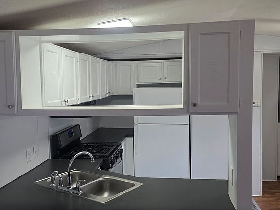 3rd image of 541 Park Ave