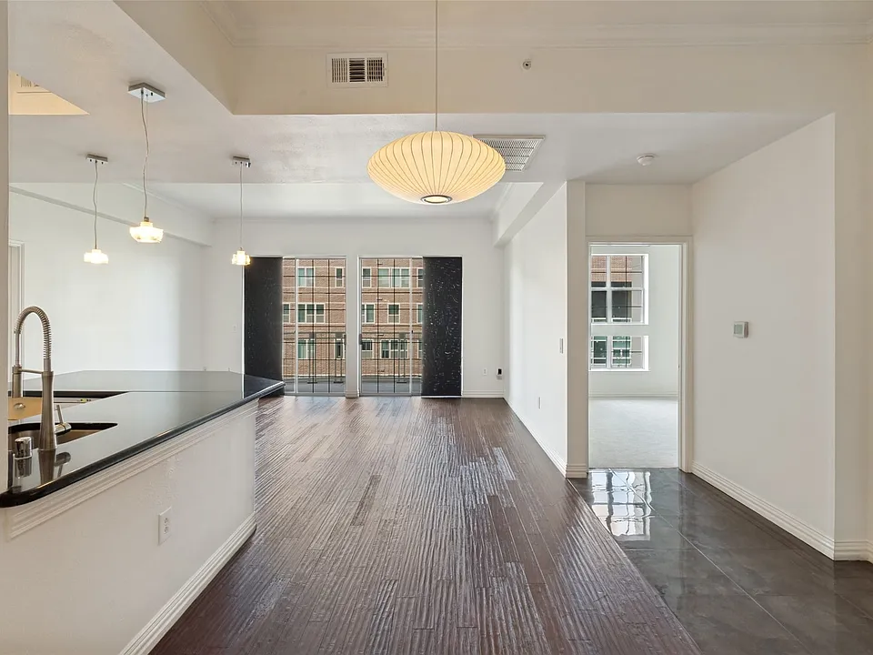 3225 Turtle Creek Blvd #520