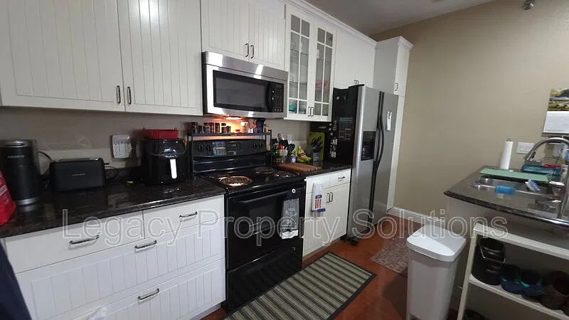 2 bed, 1.0 bath, 828 sqft, $2,100 — Photo 2