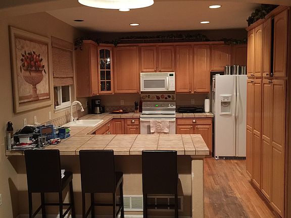Kitchen with breakfast bar