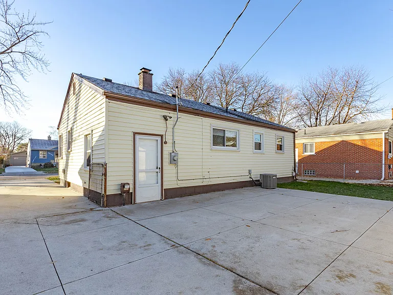 22705 Raymond St — Photo 12