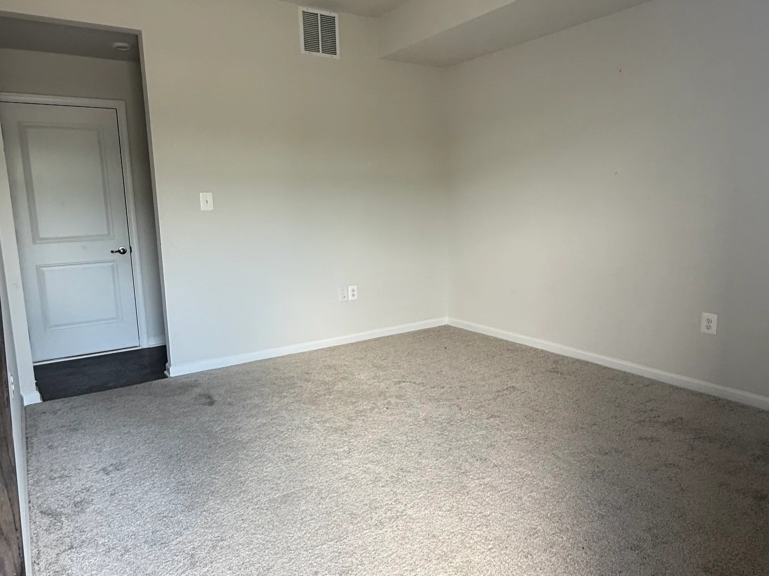 2 bed, 2.5 bath, $900 — Photo 2