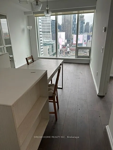197 Yonge St — Photo 3