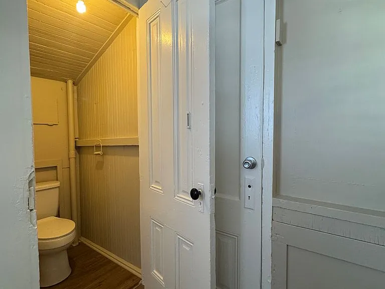513 E Walnut St — Photo 18