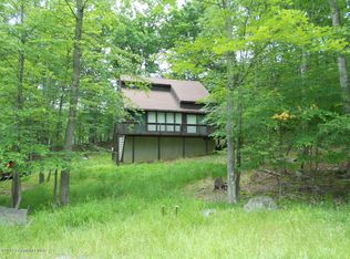 566 Woodbridge Dr E, Bushkill, PA 18324