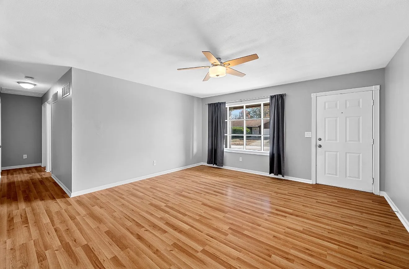 3 bed, 1356 sqft, $2,350 — Photo 2