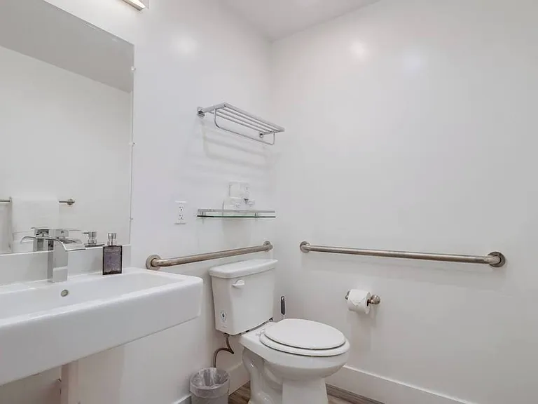 Full Bathroom2