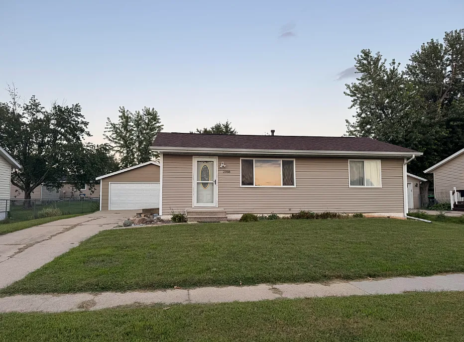 3 bed, 1301 sqft, $1,600 — Photo 1