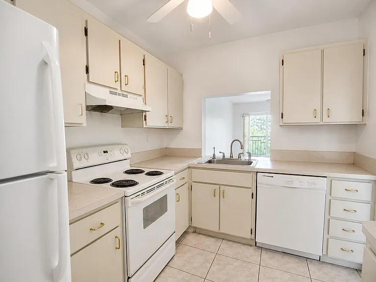 7260 Woodmont Ave #203 — Photo 4