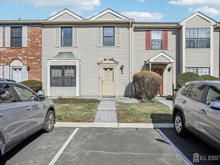 204 Hampshire Ct — Photo 1