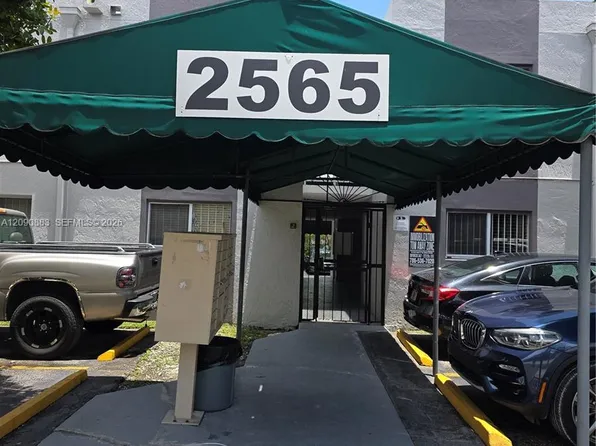2565 W 56th St APT 206, Hialeah, FL 33016