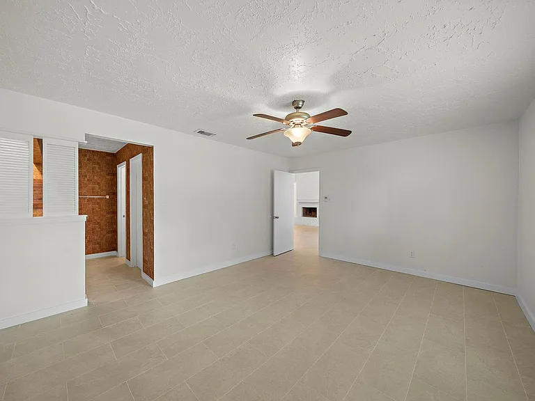 13815 Grosvenor St — Photo 26