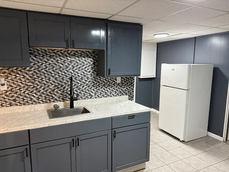 201 Center Ave #6
