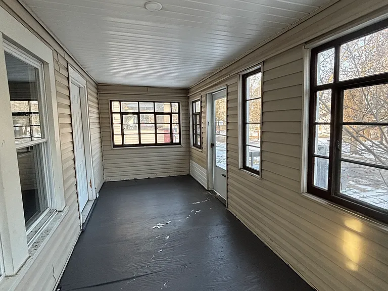 496 Whitney Ave — Photo 3