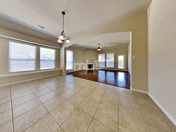 5th image of 932 Lake Hollow Dr