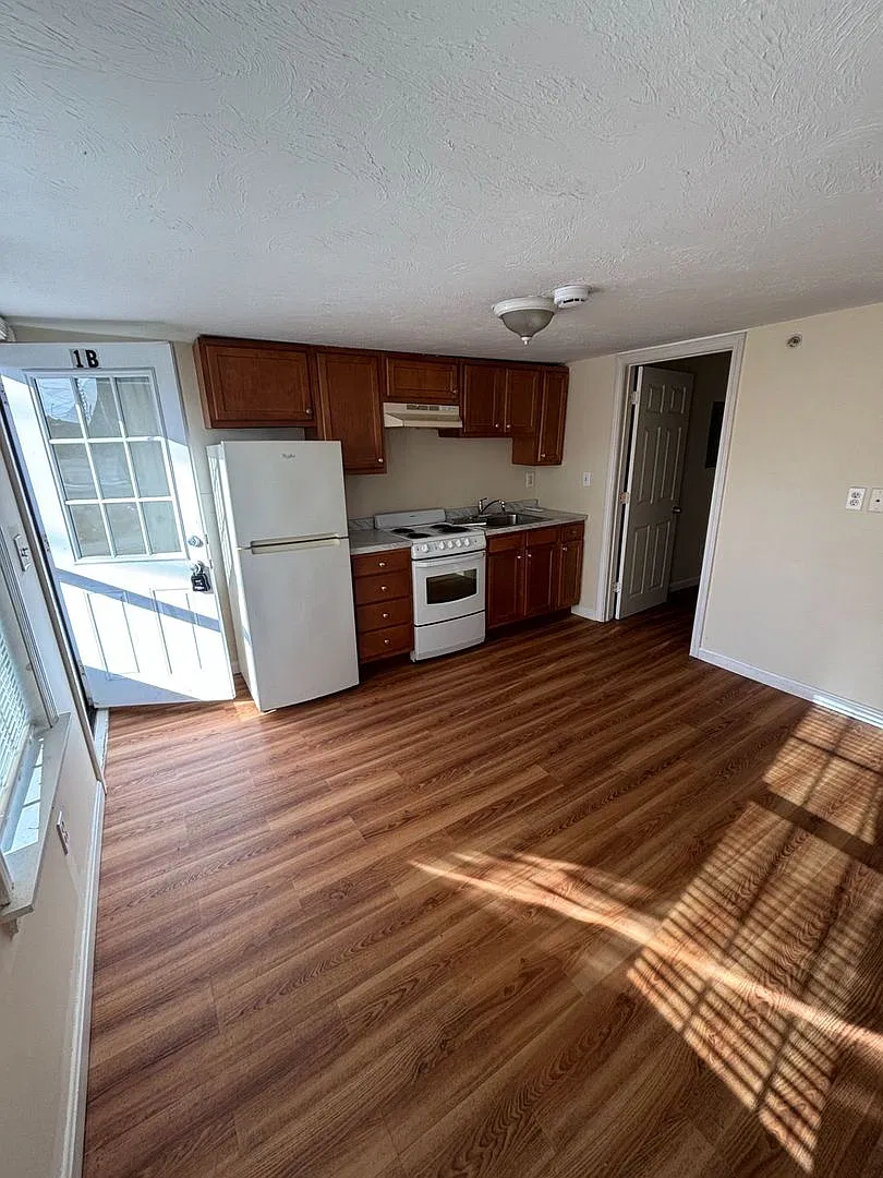 576 Main Street — Photo 1