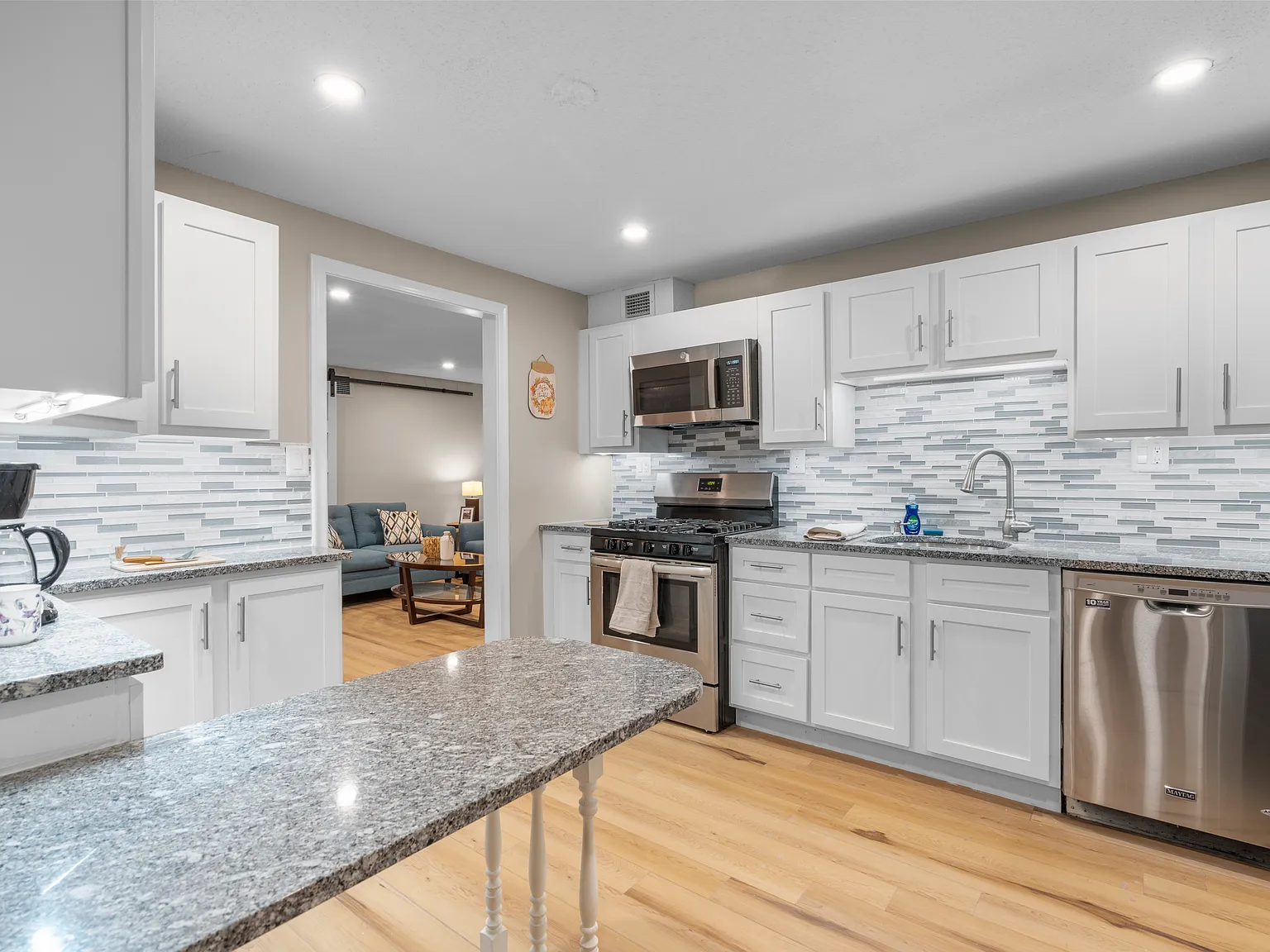 4 bed, 2215 sqft, $3,275 — Photo 2