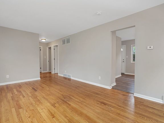 3rd image of 15440 Elm St