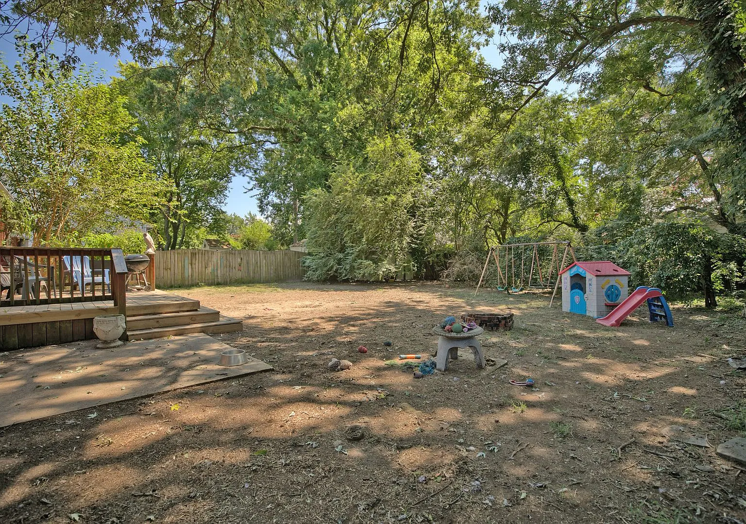 3 bed, 1.0 bath, 1213 sqft, $2,000 — Photo 2