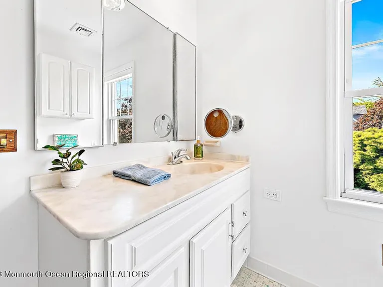 27 Shrewsbury Dr — Photo 33