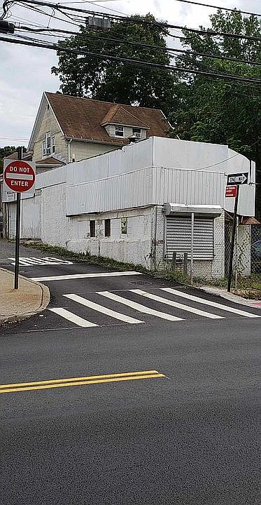 2nd image of 826 Castleton Ave