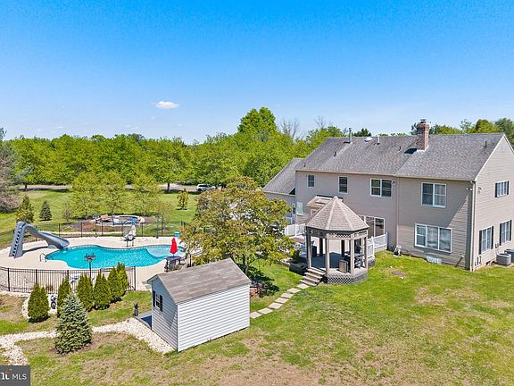 5th image of 218 Heritage Dr