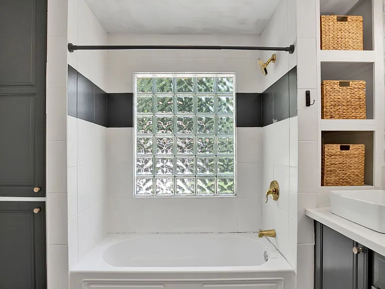 916 E Gonzalez St — Photo 10