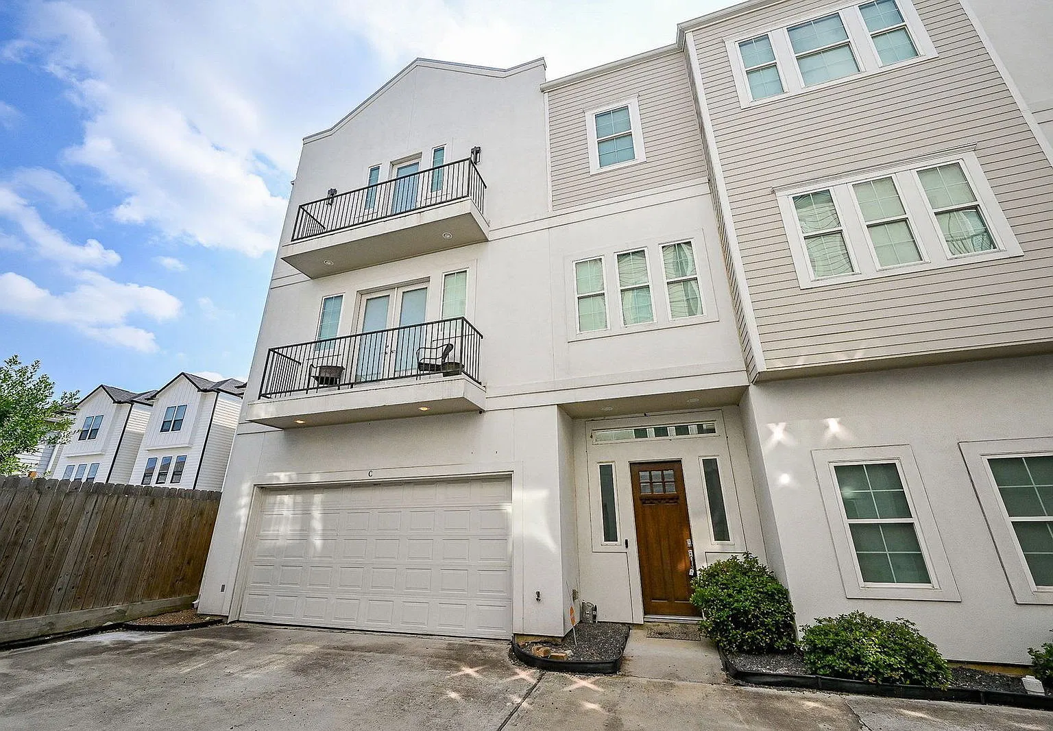 3 bed, 3.5 bath, 2427 sqft, $2,950 — Photo 2