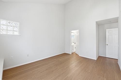 5th image of 213 Town Green Ln