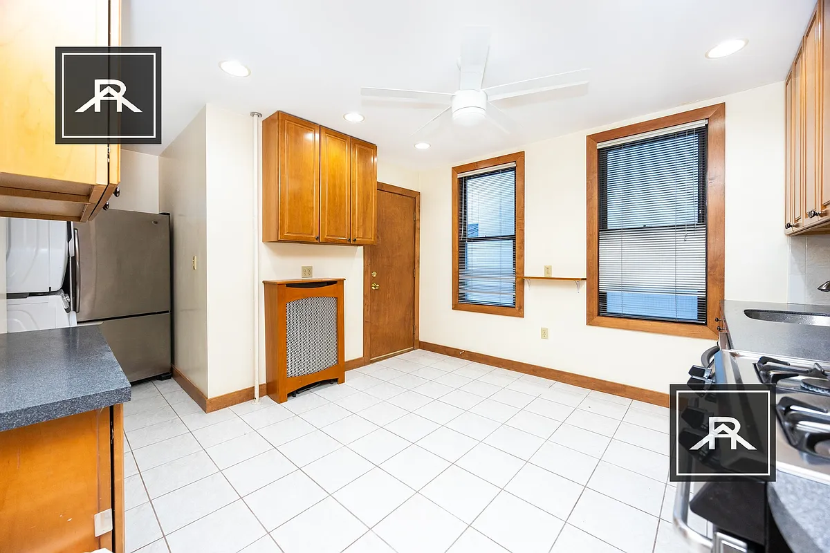 Building Photo - 123 Browne St #2