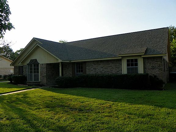 3rd image of 1702 Hawthorn Dr