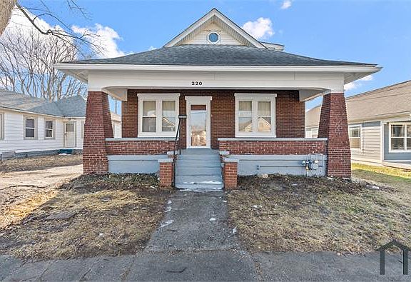 2nd image of 220 Clay St