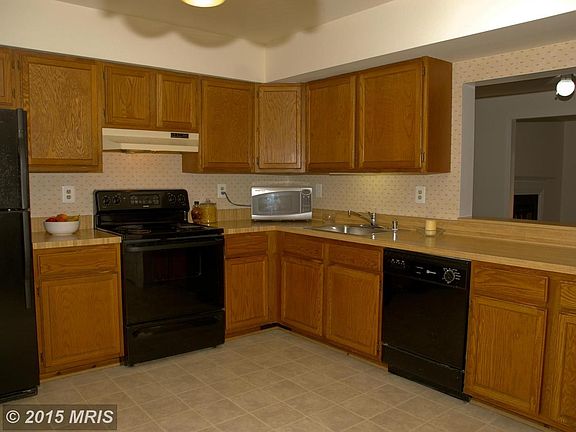 Spacious Eat-In Kitchen