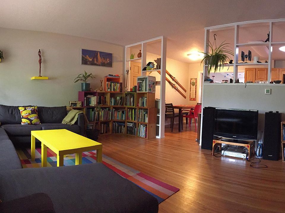 Open layout: living room, dinning room and kitchen, as seen from the house entrance.