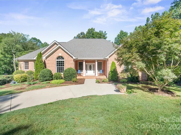 5025 Woodwinds Dr NE, Hickory, NC 28601
