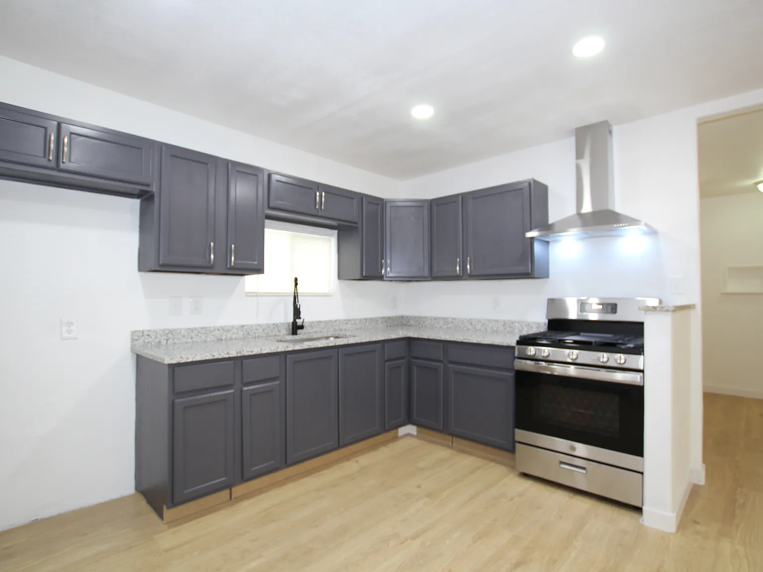 3 bed, 1022 sqft, $1,900 — Photo 3