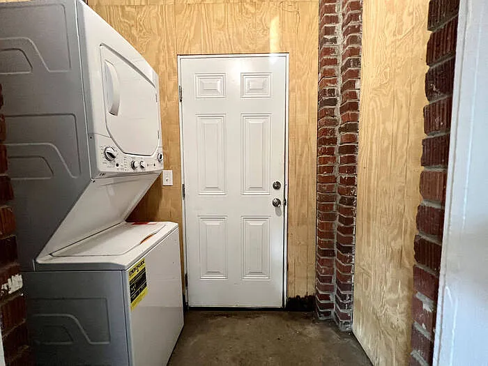 2 bed, 1.0 bath, 1445 sqft, $1,800 — Photo 2