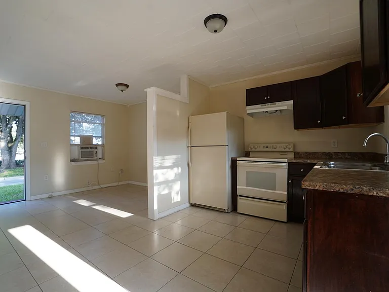 404 N Lake Ave — Photo 1