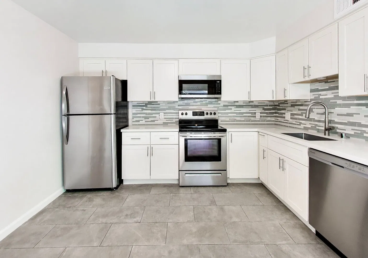 3 Bed 2 Bath w/ 2 Car Garage - Redwood City Gem! — Photo 1