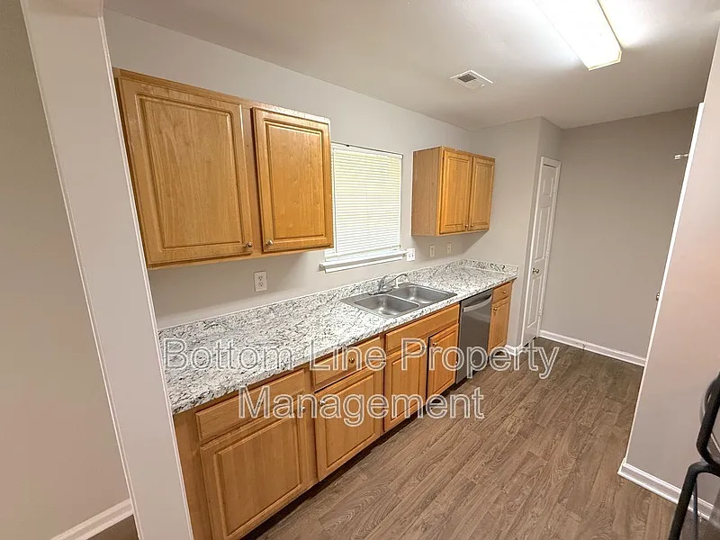 3 bed, 2.0 bath, 1006 sqft, $1,595 — Photo 4