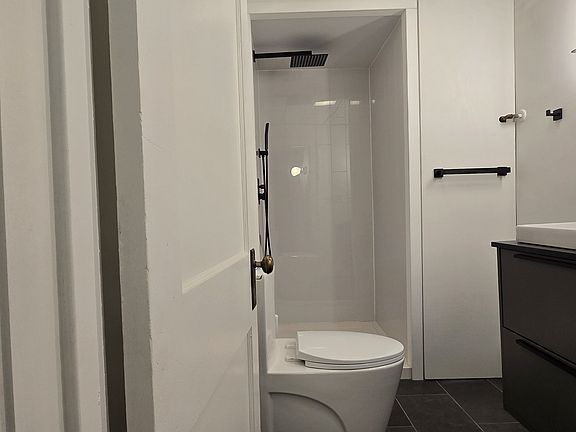 4th image of 401 Ann St NE #1