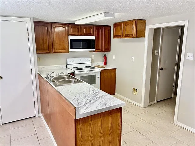 1 bed, 1.0 bath, 750 sqft, $950 — Photo 2
