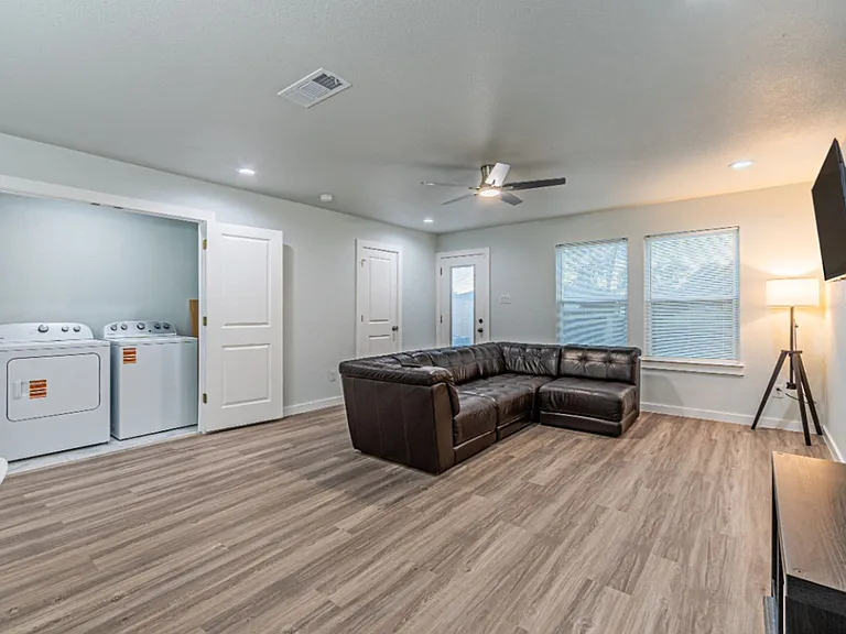 3513 Cleveland St — Photo 4