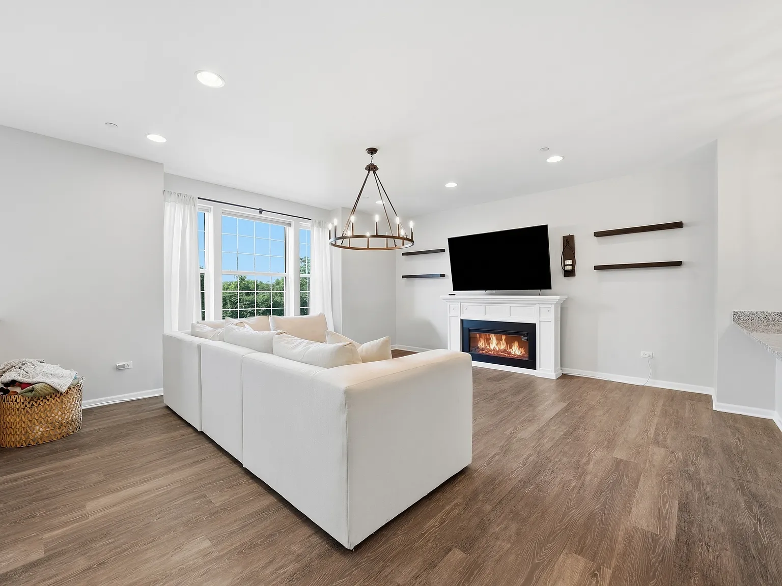 2 bed, 2.5 bath, 2060 sqft, $3,400 — Photo 4