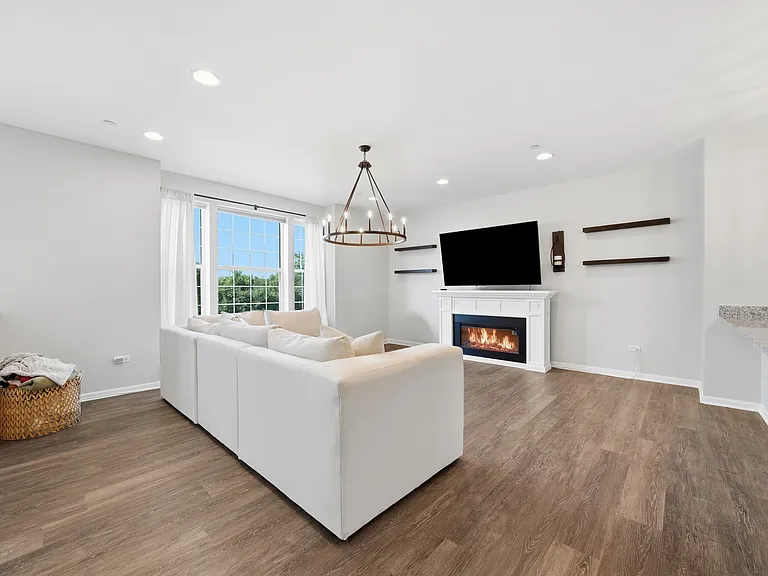 2546 Huntleigh Ln — Photo 4