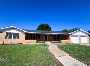 211 S Crockett St, Henrietta, TX 76365